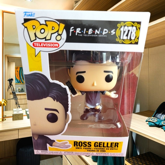 Ross geller funko # 1278 (nib) With pop protector - Picture 1 of 7
